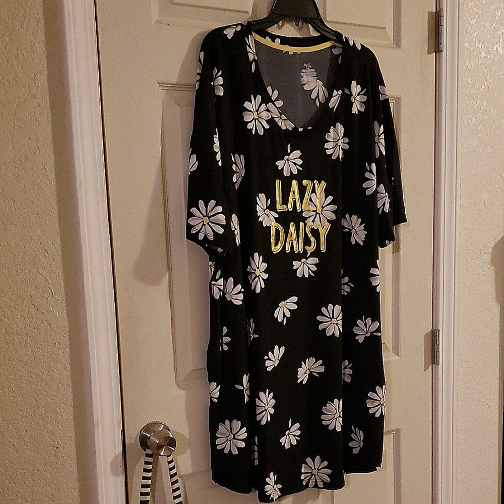 Black Nightshirt Daisy Design Size 2X/3X Women's MUST BUNDLE 3 ITEMS FOR $5 EACH
